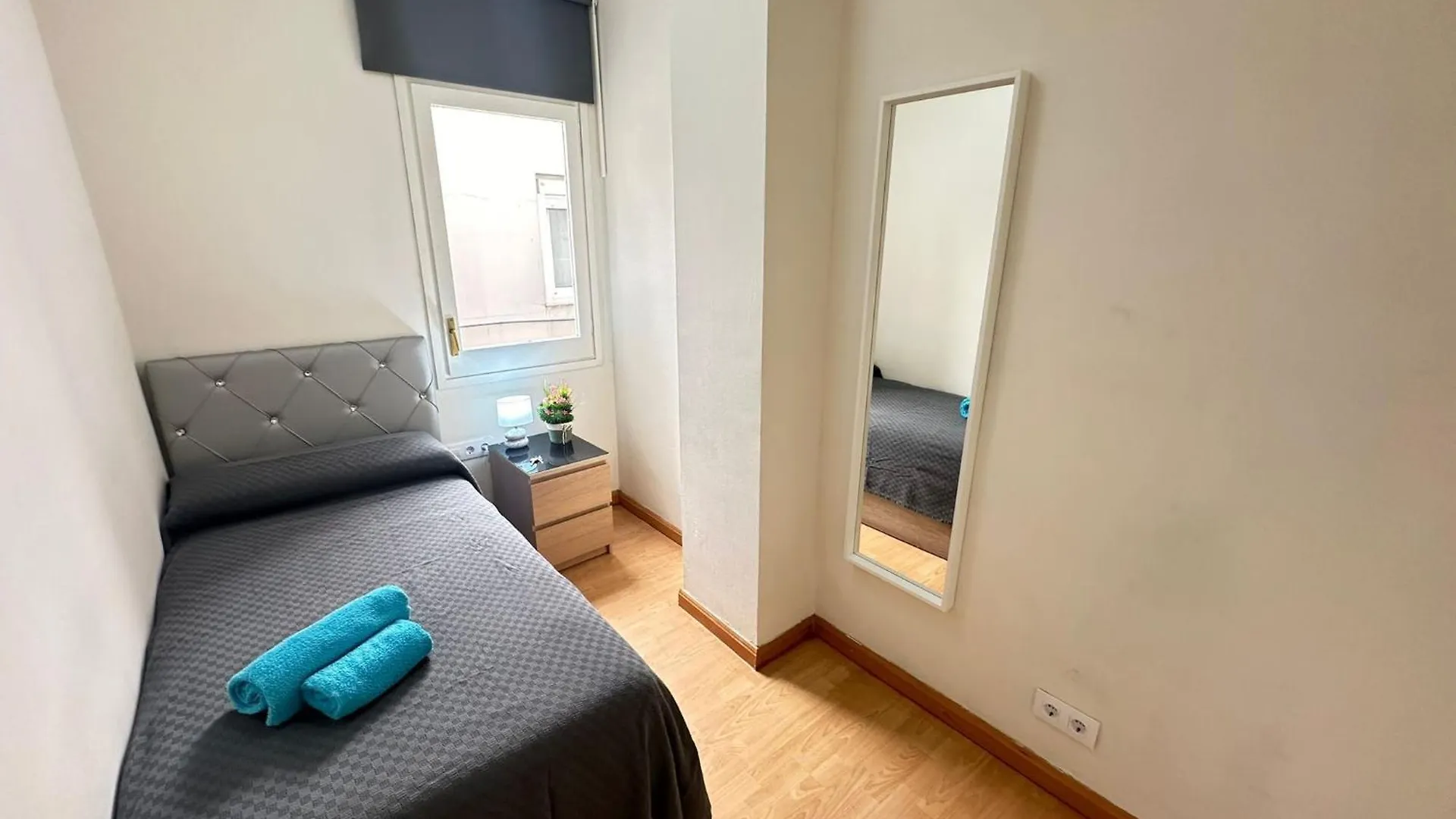 Rooms In Apartment Paris Βαρκελώνη Ισπανία