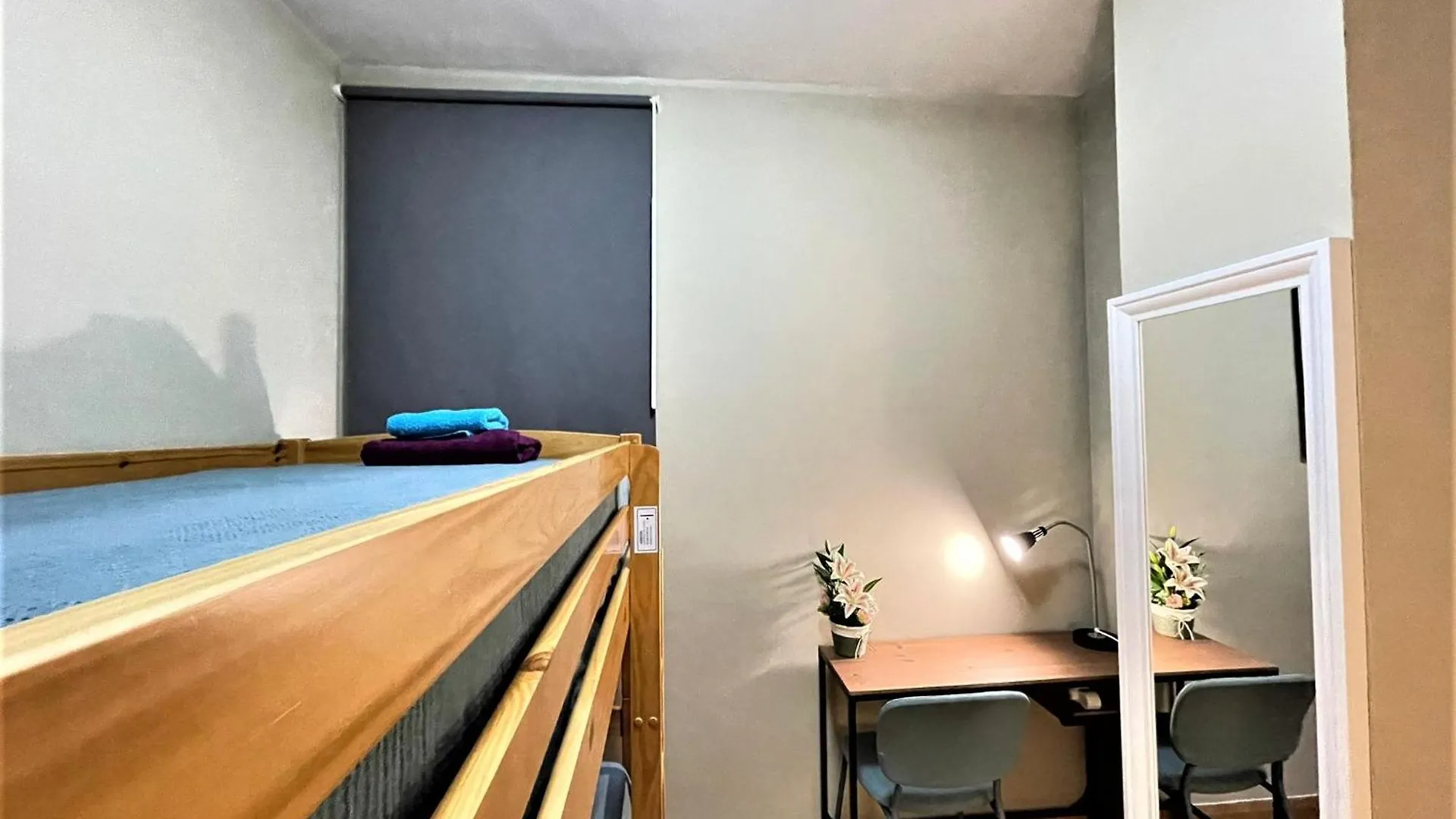 Rooms In Apartment Paris Βαρκελώνη Ισπανία