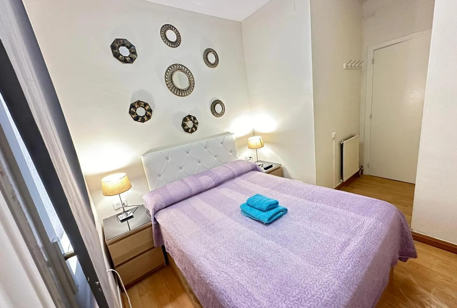 Rooms In Apartment Paris Barcelona Bed & Breakfast
