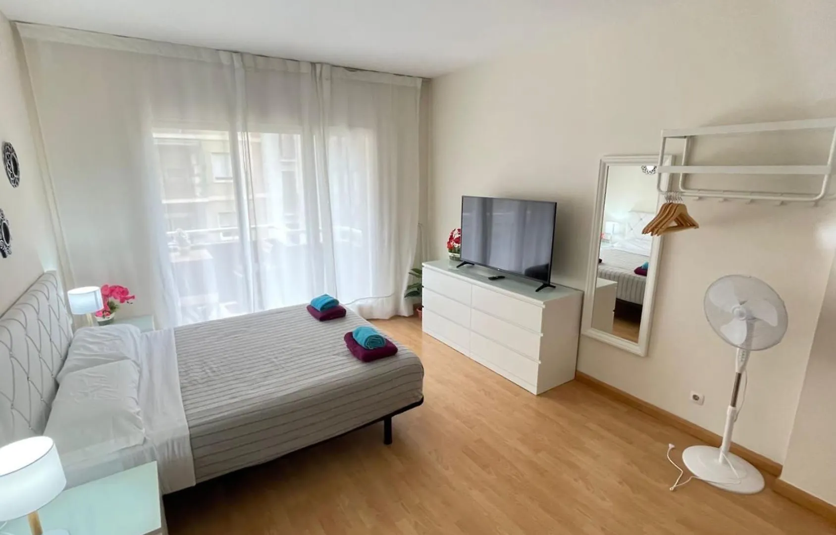 Bed & Breakfast Rooms In Apartment Paris Barcelona