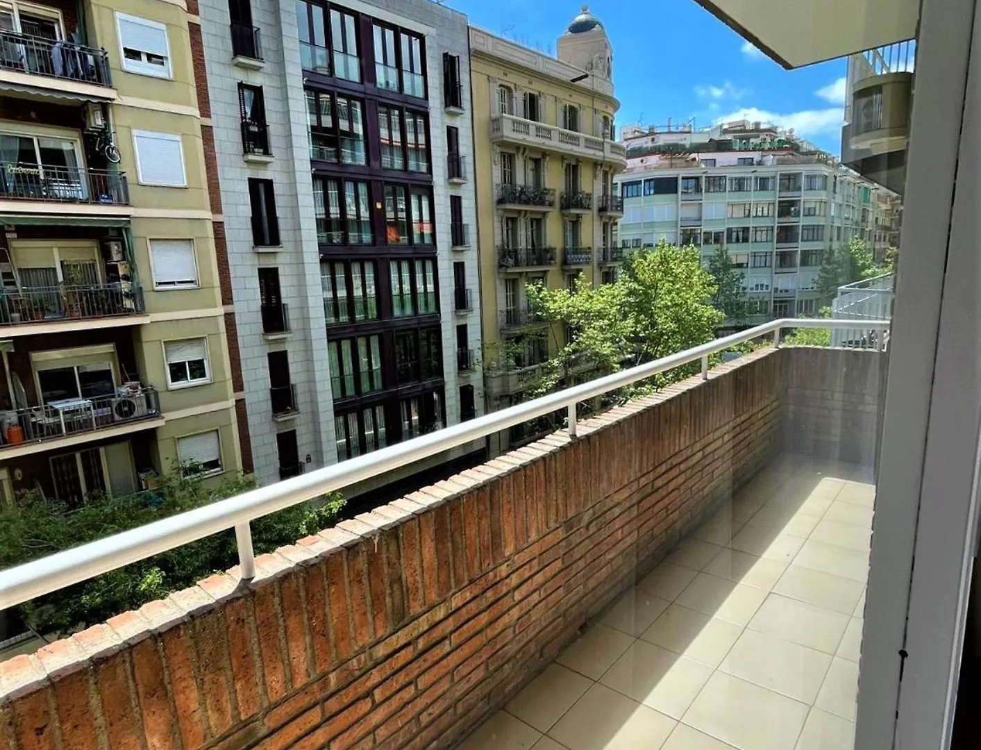 Bed & Breakfast Rooms In Apartment Paris Barcelona