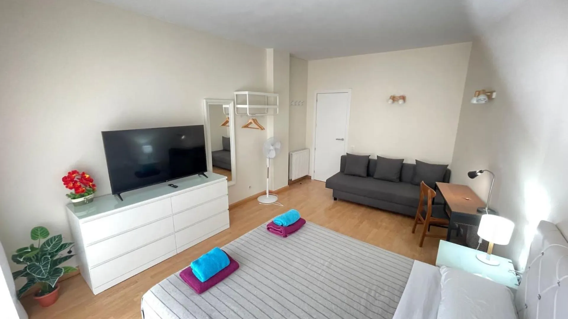 Rooms In Apartment Paris Barcelona