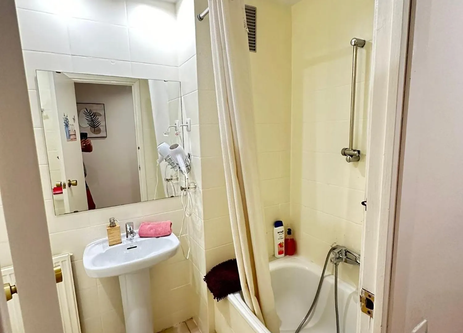Rooms In Apartment Paris Barcelona Spain