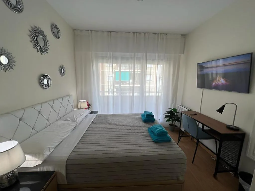 Rooms In Apartment Paris Barcelona Bed & Breakfast
